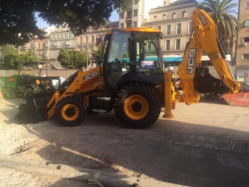 Excavaciones y Transportes Benalvalle excavadora en una plaza