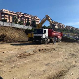 Excavaciones y Transportes Benalvalle camión