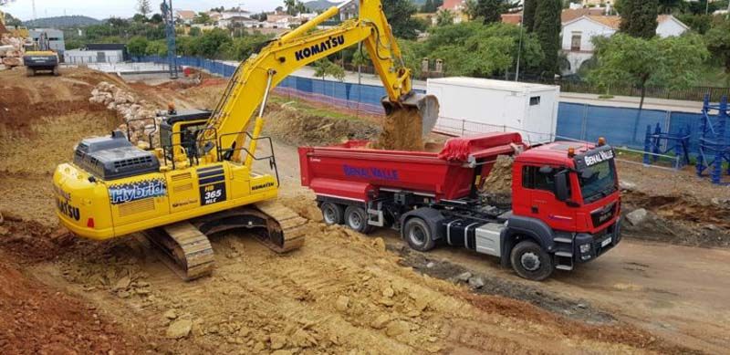 Excavaciones y Transportes Benalvalle Maquinaria y camiones